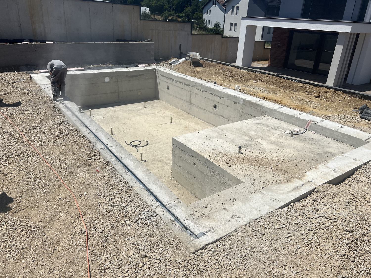 Guaska e betonit e derdhur, me shkallët dhe vendin e xhakuzit, para veshjes