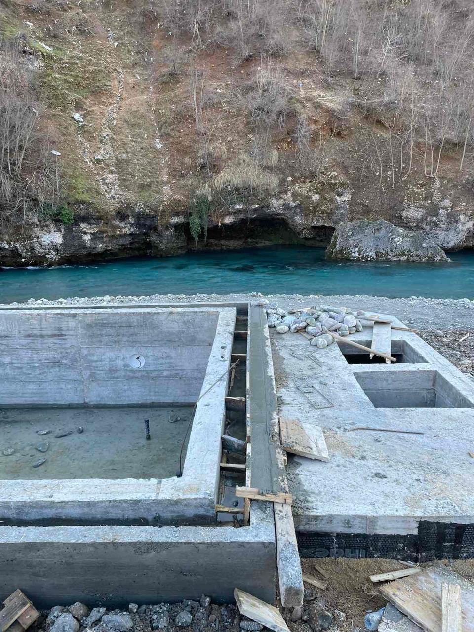 Guaska e betonit gjatë punimeve pranë lumit