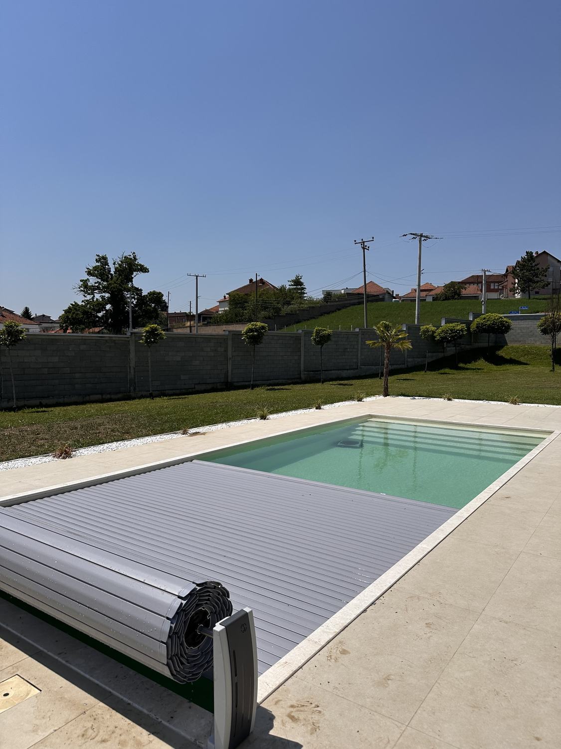 Mbulesë automatike antracit e mbyllur mbi tërë pishinën