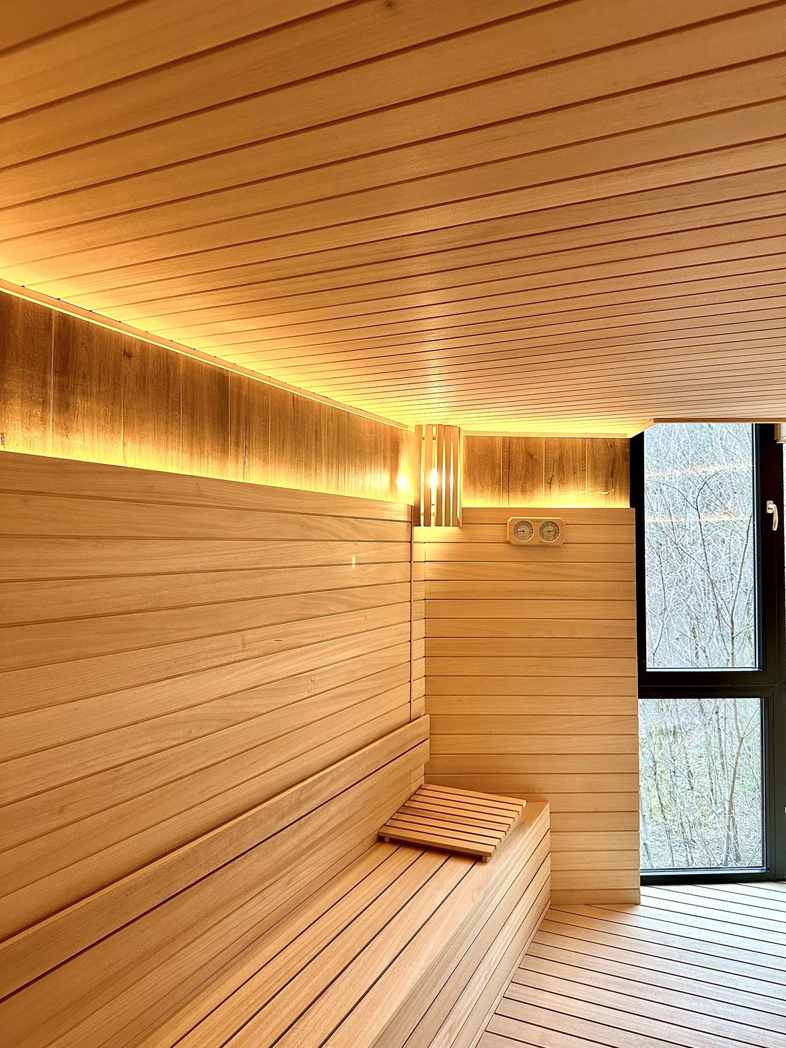 Sauna prej druri me dritë të fshehur