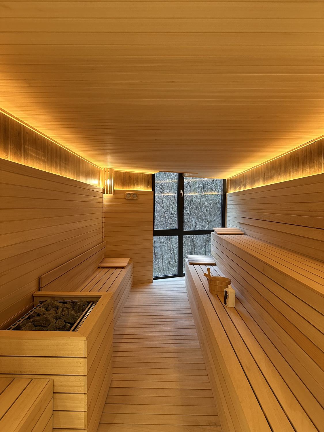 Sauna me sobë guri dhe ndriçim të ngrohtë