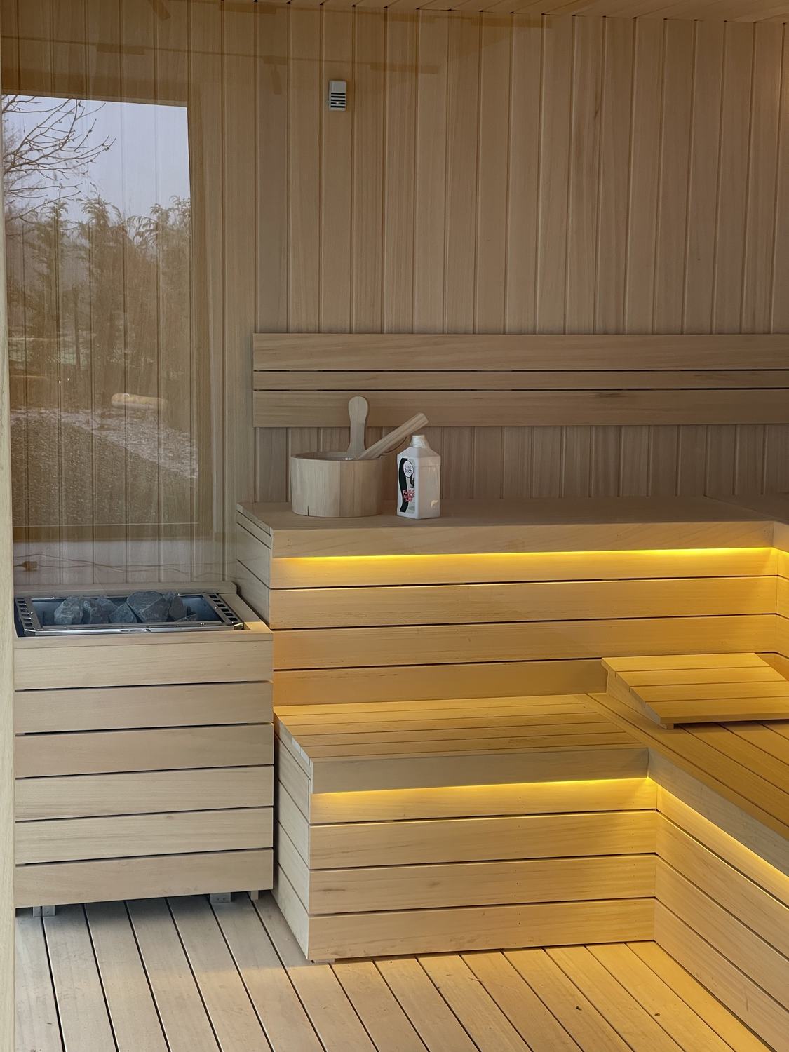 Sauna me sobë guri dhe ndriçim të ngrohtë
