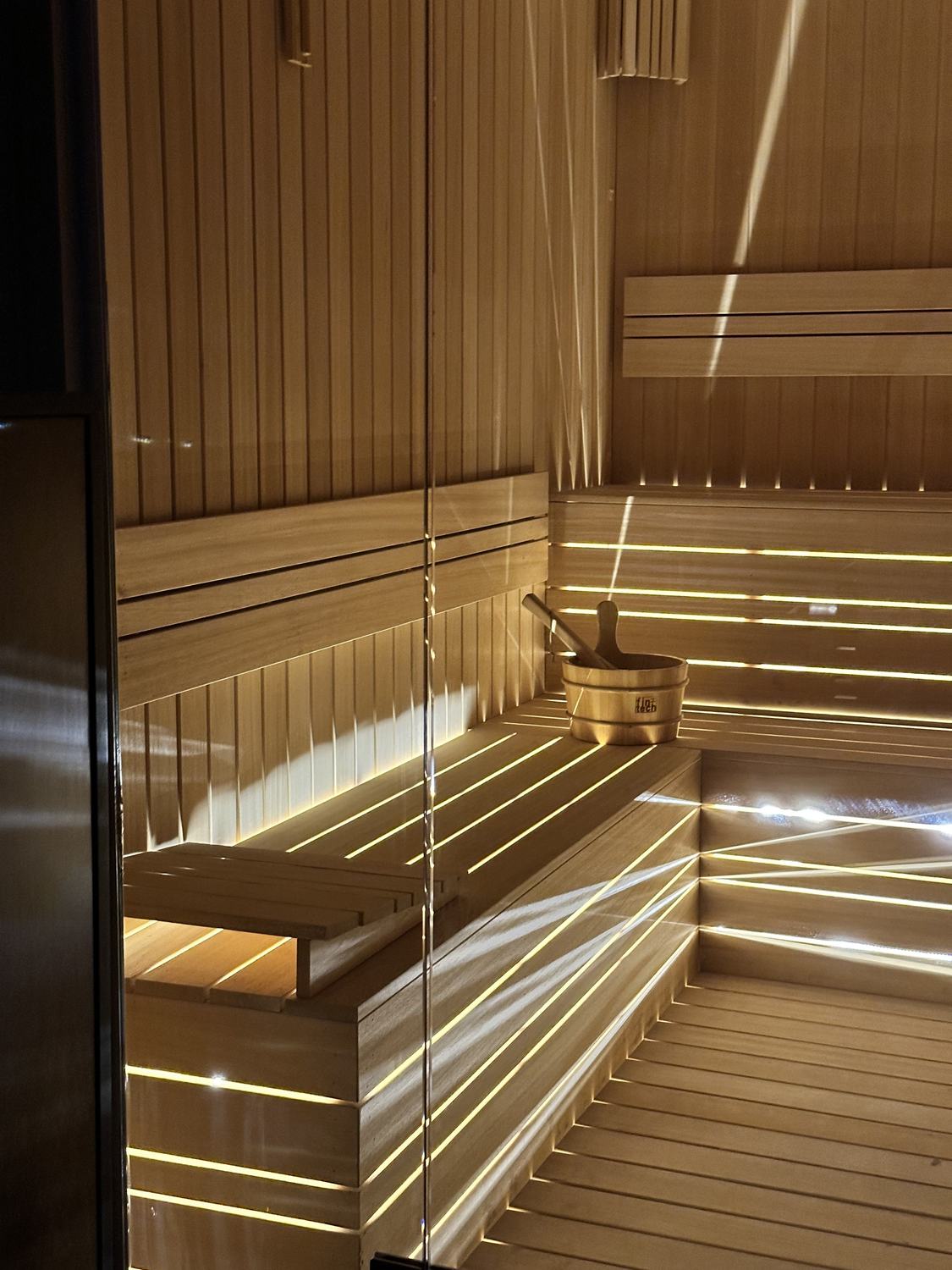 Sauna me shirita drite ndërmjet dërrasave