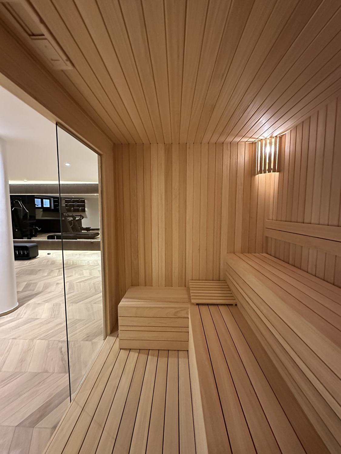 Sauna me derë xhami dhe dysheme parket